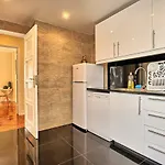 Almirante 3-four Bedrooms Apartmán