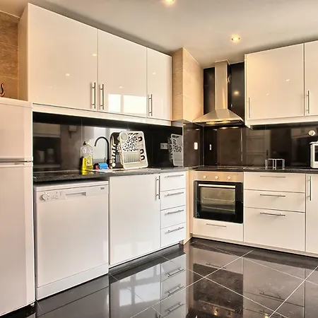 Almirante 3-four Bedrooms *