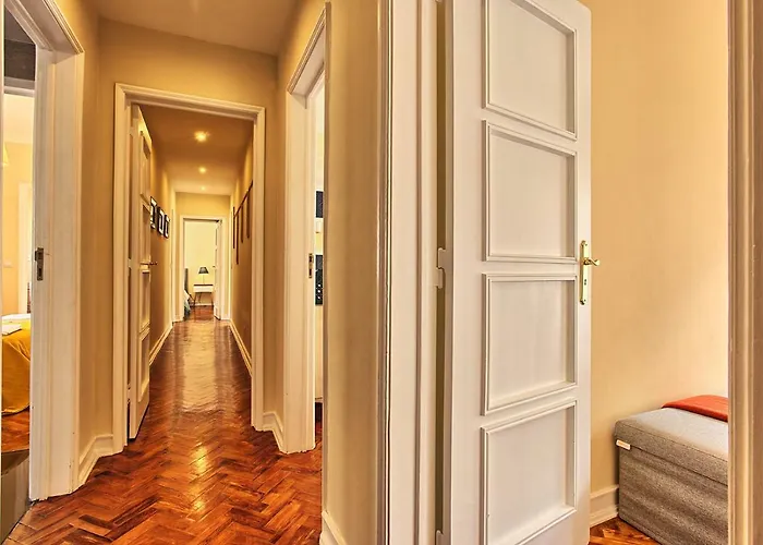 Almirante 3-four Bedrooms Апартаменти