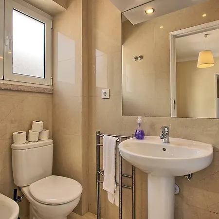 Almirante 3-four Bedrooms Апартаменти *