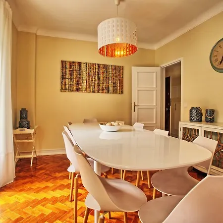 Almirante 3-four Bedrooms Апартаменти