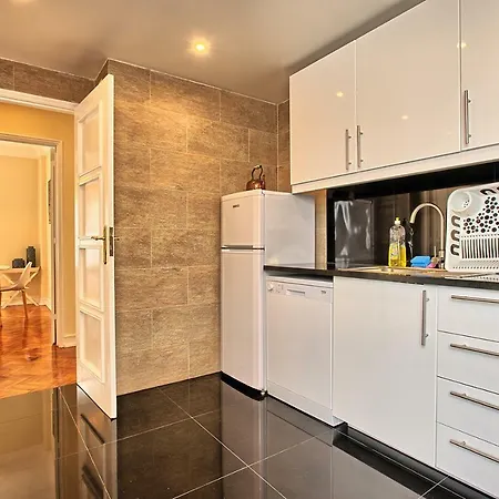 Almirante 3-four Bedrooms Apartament