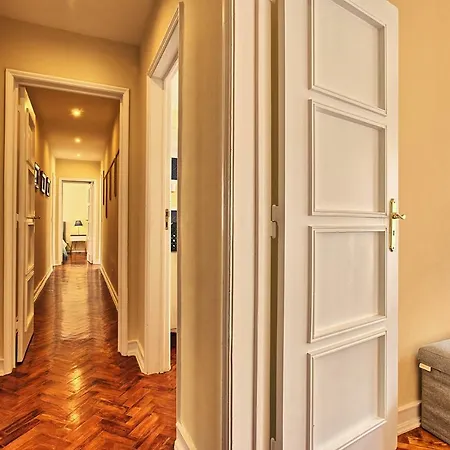 Almirante 3-four Bedrooms Apartament